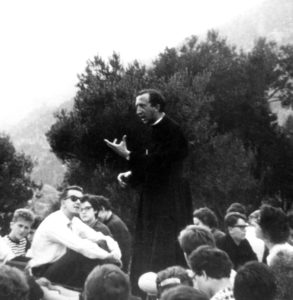 1960. Lezione di don Giussani durante la Settimana studenti a Varigotti.