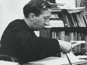 alla scrivania