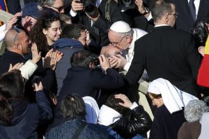 VA104 VATICANO (VATICANO) 19/03/2013.- El nuevo papa Francisco besa a un discapacitado durante la misa solemne de inicio de su pontificado hoy, martes 19 de marzo de 2013. La solemne misa de inicio de pontificado de Francisco ha comenzado en el interior de la Basílica de San Pedro, a la que ha entrado el nuevo pontífice para orar ante la tumba del Apóstol. EFE/ Valdrin Xhemaj